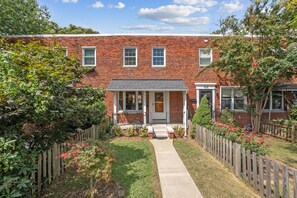 Exterior - Old Town Gem | Walk to Dining, Shops & Riverfront (Alexandria)