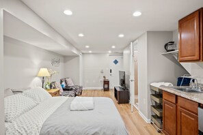 3 habitaciones, escritorio, tabla de planchar con plancha y wifi