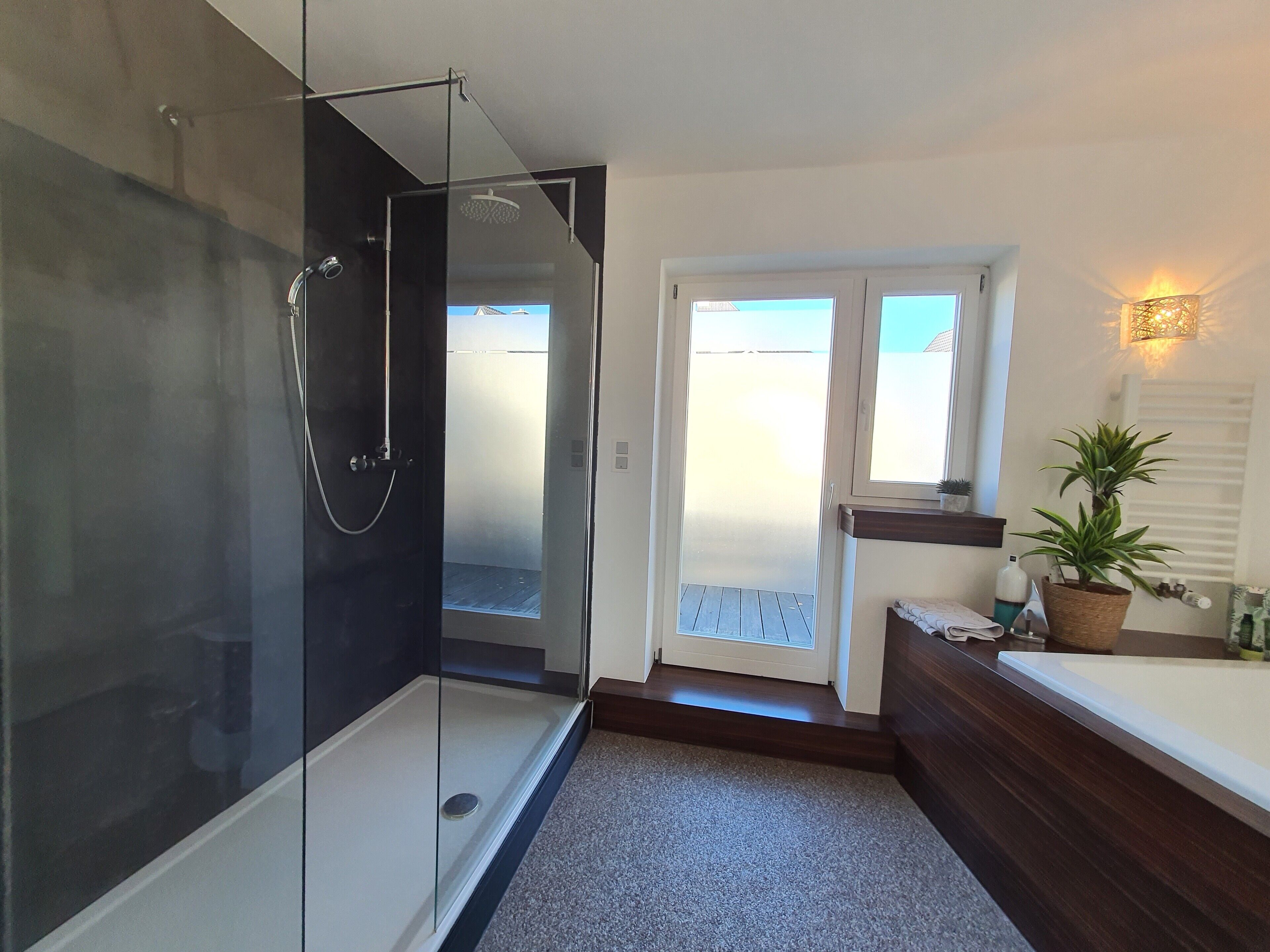Regadera, amenidades de baño gratuitas, secadora de cabello, toallas 