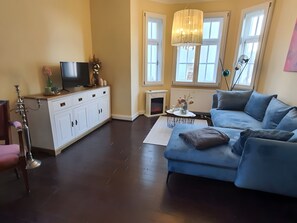 TV - Holiday Home 'Villa Meschede' with Private Terrace and Private Garden (Meschede)