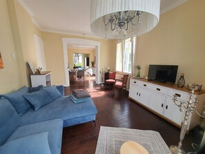 TV - Holiday Home 'Villa Meschede' with Private Terrace and Private Garden (Meschede)