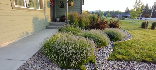 Exterior detail - Great Location! 2 bedroom/2 bath house, AC, WIFI Columbia Falls (Columbia Falls)