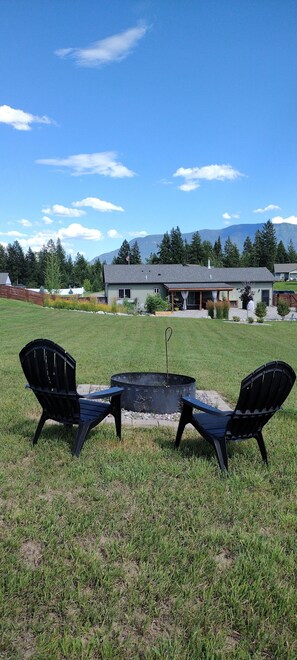 Property grounds - Great Location! 2 bedroom/2 bath house, AC, WIFI Columbia Falls (Columbia Falls)