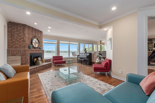 Luxury living! Ideal for your vacation or short term rental rental