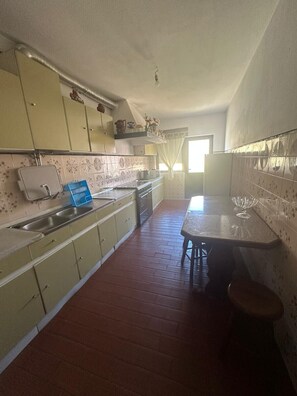 Frigorífico, microondas, horno y cafetera o tetera
