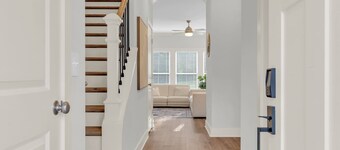 The King Suite| Luxe 3BR | Sleeps 10 | 2 Min to DT