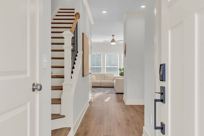 The King Suite| Luxe 3BR | Sleeps 10 | 2 Min to DT