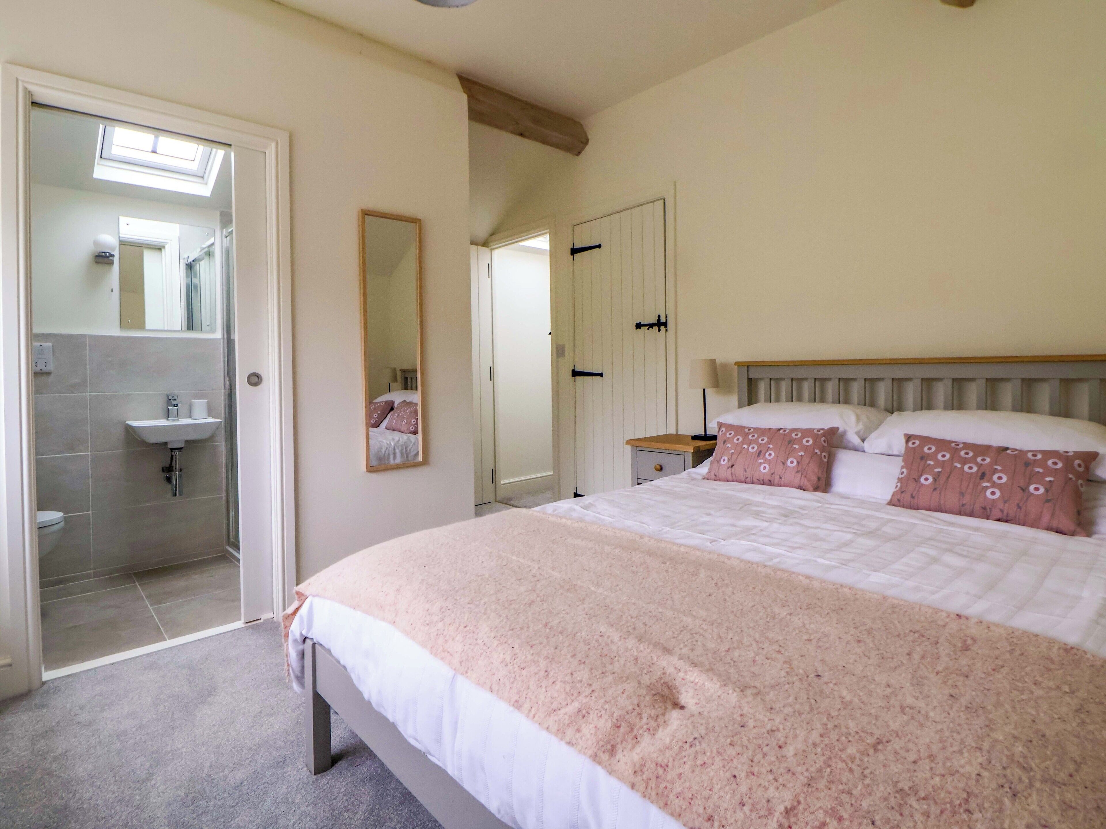 4 bedrooms, individually decorated, individually furnished, free WiFi