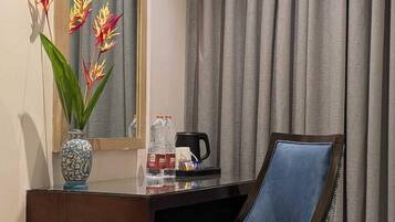 Family Double Room, Balcony, City View | Living area