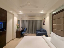 Minibar, muebles diferentes y escritorio 