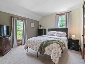 6 bedrooms, iron/ironing board, free WiFi, bed sheets