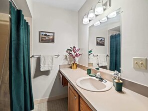 Shower, hair dryer, towels, shampoo - Entire Duplex - Historic District - Sleeps 12 (Bedford)