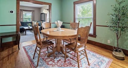 Historic District|Fully Stocked Kitchen|Sleeps 6