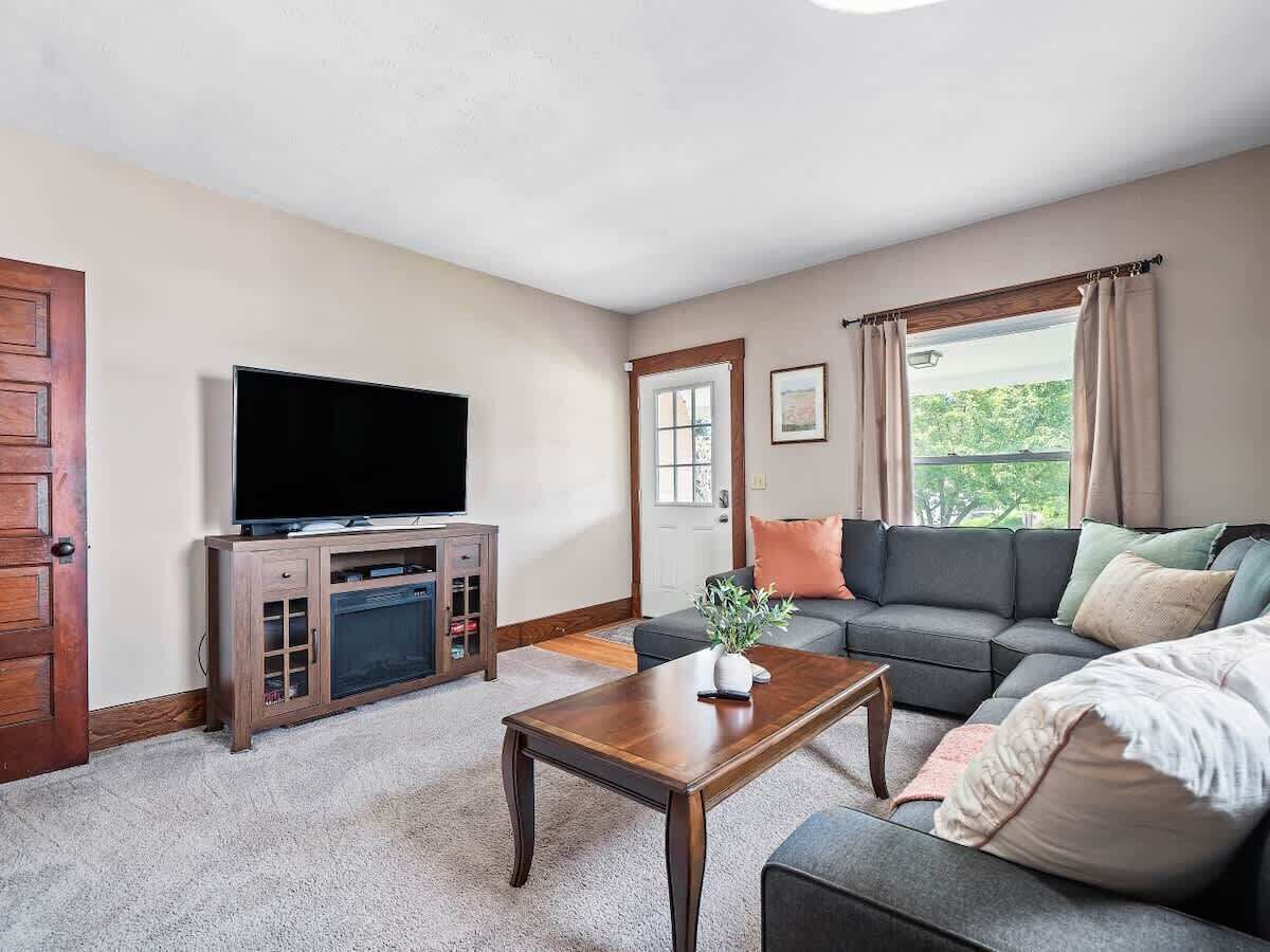 Una Smart TV, una chimenea, una oficina