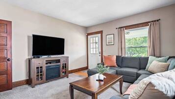 Una Smart TV, una chimenea, una oficina