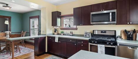 Réfrigérateur, micro-ondes, four, plaque de cuisson