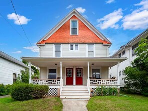 Exterior - Historic District - Fully Stocked Kitchen-Sleeps 6 (Bedford)
