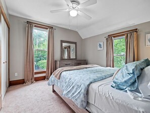 3 bedrooms, desk, iron/ironing board, free WiFi