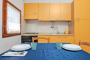 Fridge, oven, stovetop, coffee/tea maker