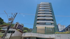 A tall building with multiple balconies and a green facade. - COBAR0117 - Edifício Yacht Residencial (Salvador)