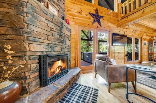 Spacious 3BR Lake Lure Retreat with Bunk Room Sleeps 16-Family & Pet Friendly