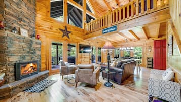 Een televisie en een open haard