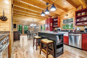 Een microgolfoven, een oven, een kookplaat, een vaatwasser