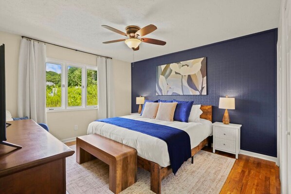 6 bedrooms, desk, iron/ironing board, travel crib