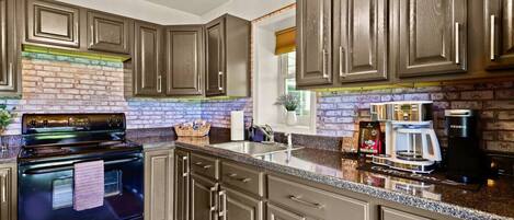 ثلاجة، ميكروويف، فرن، موقد طهي مسطح