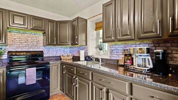 Coffee/tea maker, fridge, microwave, oven