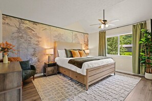 6 chambres, bureau, fer et planche à repasser, lit de bébé portatif