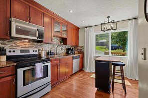 Réfrigérateur, four à micro-ondes, un four, surface de cuisson