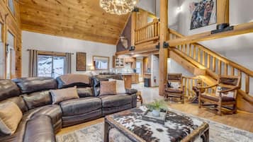 Smart-tv, een open haard en een tafeltennistafel