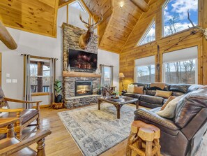 Smart TV, fireplace, ping pong - Hot Tub • Game Room • Near Slopes • Sleeps 10 (Beech Mountain)