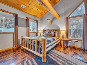 4 chambres, bureau, fer et planche à repasser, lit parapluie