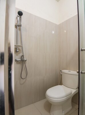 Shower, free toiletries, bidet, towels