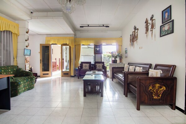 Lobby - OYO 3067 Flamboyan Homestay Syariah (Batu)