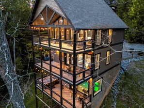 Un chalet à plusieurs niveaux doté d’espaces de détente en plein air et d’un bain à remous.