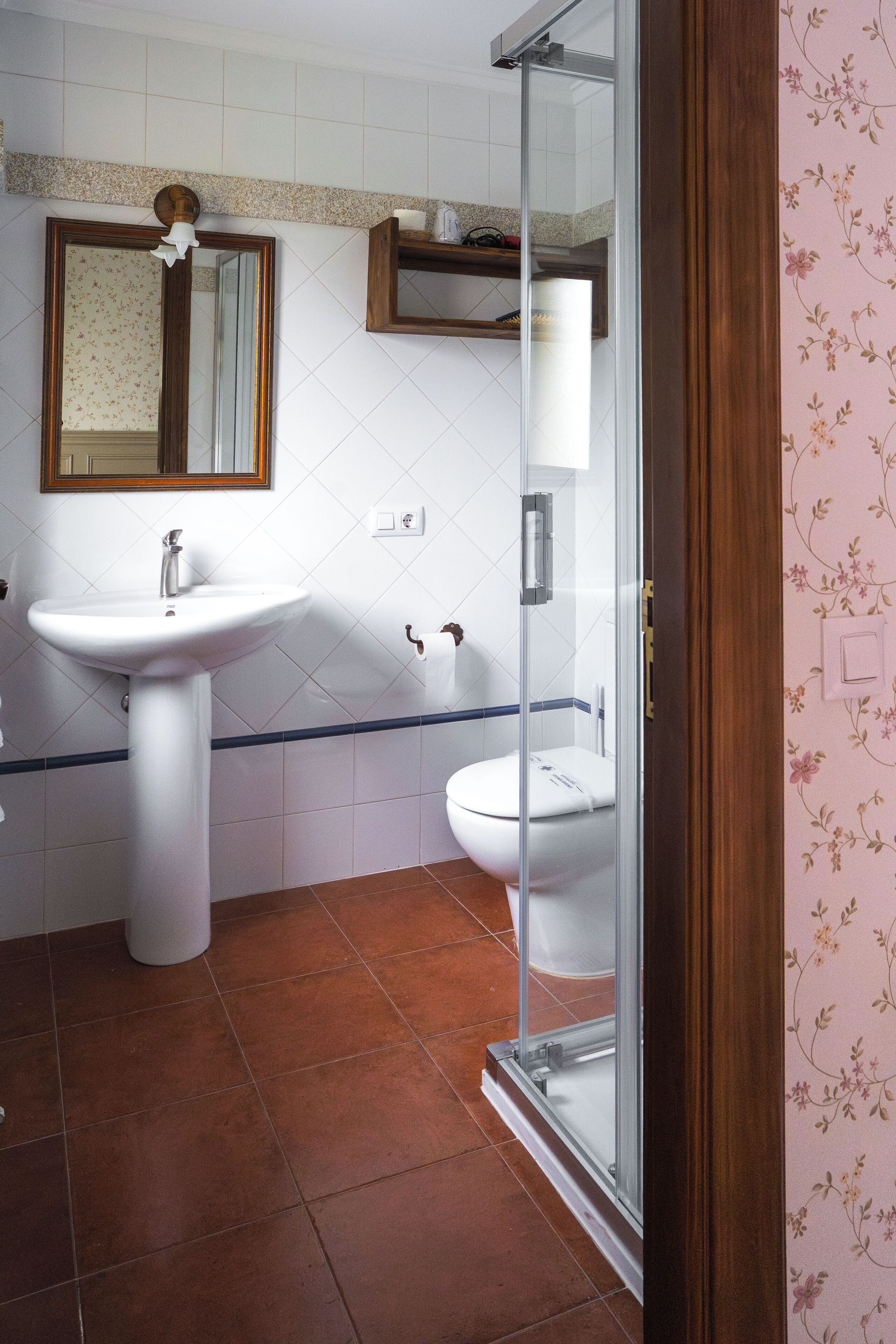 Superior Twin kamer | Badkamer | Een douche, zeep, shampoo, toiletpapier