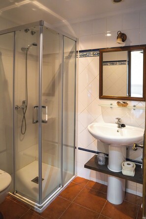 Eenpersoonskamer | Badkamer | Een douche, zeep, shampoo, toiletpapier