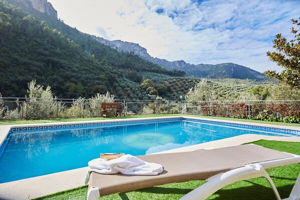 Pool - Rural House 'Fuente Los Avellanos' with Mountain View, Wi-Fi and Air Conditioning (Villanueva del Arzobispo)