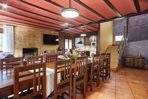 Dining - Rural House 'Fuente Los Avellanos' with Mountain View, Wi-Fi and Air Conditioning (Villanueva del Arzobispo)