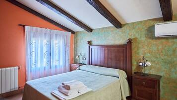 7 quartos, ferros/tábuas de passar roupa, Wi-Fi, roupa de cama