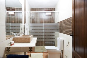 Douche, sèche-cheveux, serviettes fournies