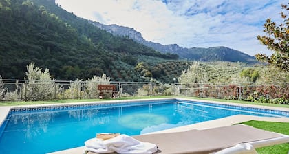 Rural House 'Fuente Los Avellanos' with Mountain View, Wi-Fi and Air Conditioning