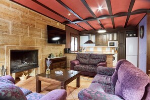 TV, fireplace, table tennis - Rural House 'Fuente Los Avellanos' with Mountain View, Wi-Fi and Air Conditioning (Villanueva del Arzobispo)