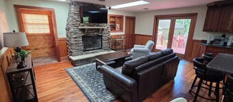 Nick's Nook - Charming 3-bedroom cabin in Mayville - Close to CHQ and CHQ Lake