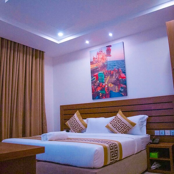 Deluxe Room | Meja, ruang kerja komputer riba, Wi-fi percuma