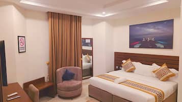 Escritorio, espacio para trabajar con laptop y wifi gratis