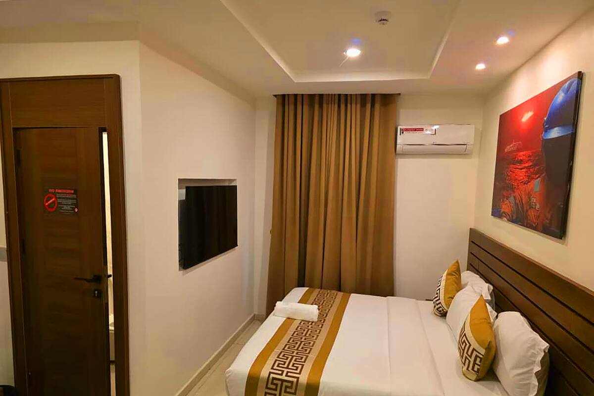 Grand Room | Desk, laptop workspace, free WiFi